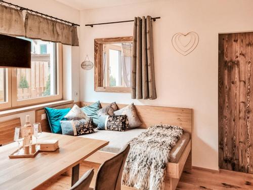uma sala de estar com um sofá e uma mesa em AlpenLuxus' VERONIKAS Relax & Family Suite with sun terrace and car park em Fügen