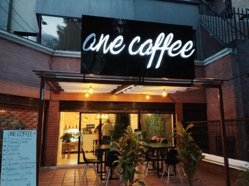 un letrero de una cafetería en la parte delantera de un restaurante en Filatelia Suites & Travel, en Quito