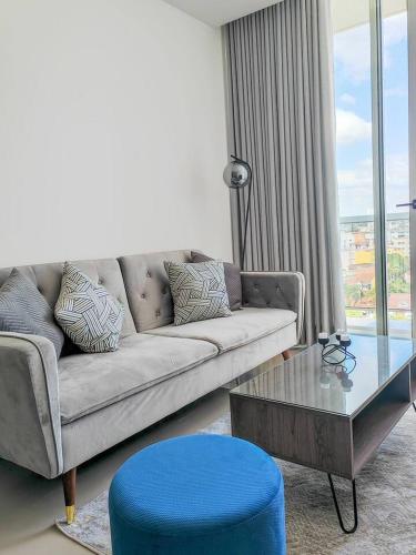 a living room with a couch and a coffee table at Departamento en zona Residencial con Parqueo in Santa Cruz de la Sierra