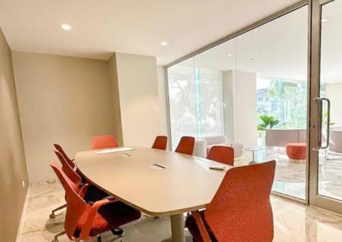 a conference room with a table and chairs at Departamento en zona Residencial con Parqueo in Santa Cruz de la Sierra