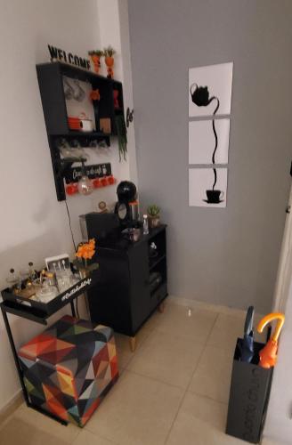 a corner of a room with a desk and a table at StudioRD Copacabana 250m da praia esquina com a Rua do Copacabana Palace Rodolfo Dantas in Rio de Janeiro