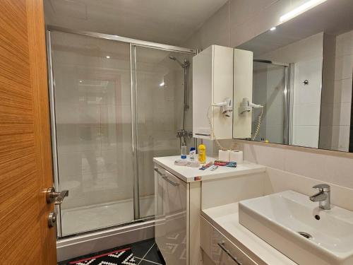 W łazience znajduje się prysznic i umywalka. w obiekcie PERFECT RESİDENCE TAKSİM, 2 BEDROOM, POOL, Gym, Sauna w Stambule