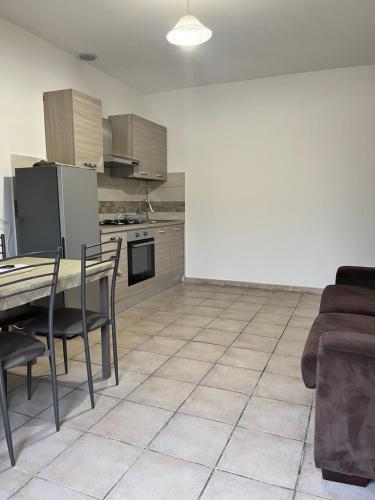 una cucina e un soggiorno con tavolo e sedie di appartamento valmontone a Valmontone