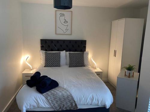 een slaapkamer met een bed met een blauwe teddybeer erop bij Beautiful 1 Bed Studio Apt in Central Manchester in Manchester