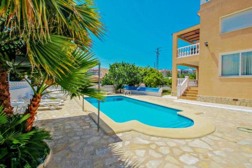 卡爾佩的住宿－Marlene - private pool villa with sea views from the rooftop in Calpe，一座房子后院的游泳池