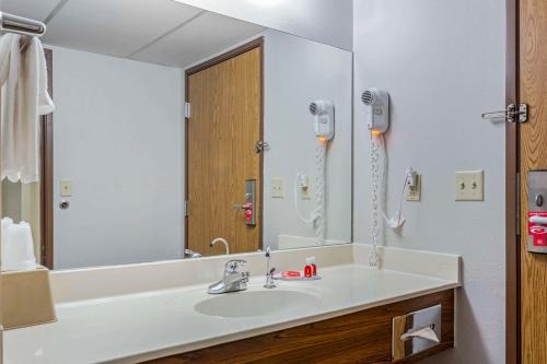 baño con lavabo y espejo grande en Econo Lodge, en Missoula