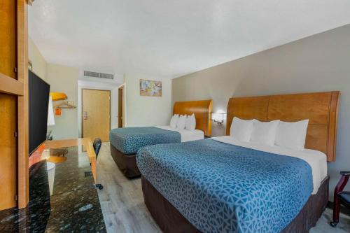 una habitación de hotel con 2 camas en una habitación en Econo Lodge, en Missoula