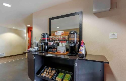 eine Kaffeestation in einem Hotelzimmer mit Spiegel in der Unterkunft Extended Stay America Suites - Pleasant Hill - Buskirk Ave in Pleasant Hill