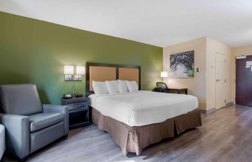Habitación de hotel con cama y silla en Extended Stay America Suites - Pleasant Hill - Buskirk Ave en Pleasant Hill