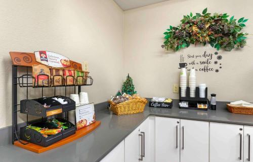 Un mostrador de cocina con un árbol de Navidad en la pared. en Extended Stay America Suites - Kansas City - Airport, en Kansas City