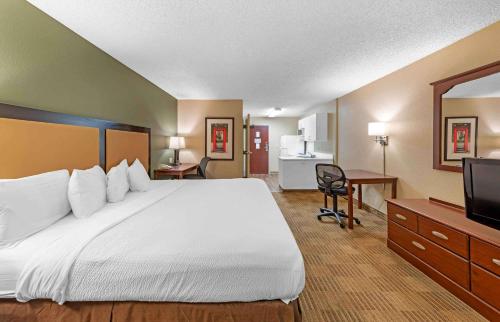 Habitación de hotel con cama grande y TV de pantalla plana. en Extended Stay America Suites - Los Angeles - Valencia, en Stevenson Ranch