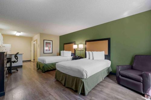 une chambre d'hôtel avec deux lits et une chaise dans l'établissement Extended Stay America Suites - Santa Rosa - South, à Santa Rosa