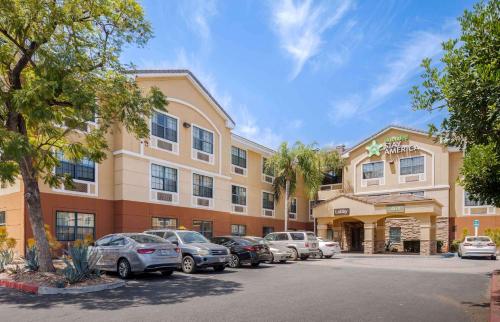 un hotel con coches estacionados en un estacionamiento en Extended Stay America Suites - Los Angeles - Arcadia en Arcadia