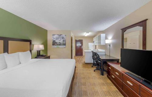 um quarto de hotel com uma cama e uma televisão de ecrã plano em Extended Stay America Suites - Los Angeles - Arcadia em Arcadia