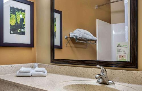 La salle de bains est pourvue d'un lavabo, d'un miroir et de serviettes. dans l'établissement Extended Stay America Suites - Livermore - Airway Blvd, à Livermore