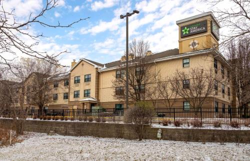 un edificio con un reloj encima en Extended Stay America Suites - Chicago - Schaumburg - I-90, en Schaumburg