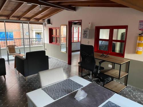 a living room with a table and chairs and a desk at Amplio e iluminado 74 m2 Wf 200 MB ideal mascotas in Sabaneta