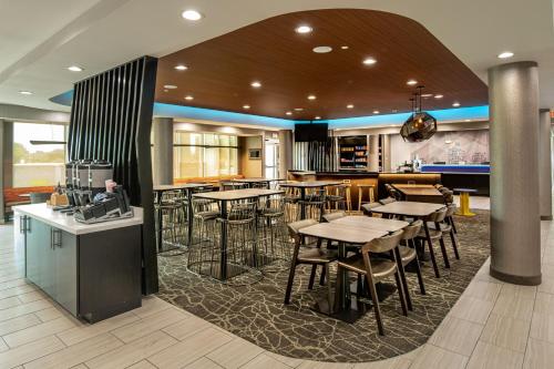 Εστιατόριο ή άλλο μέρος για φαγητό στο SpringHill Suites Dallas Central Expressway