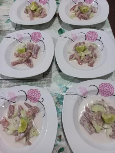 Makanan di atau berdekatan rumah tamu ini