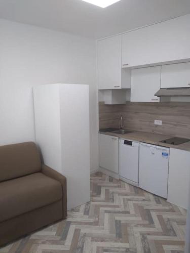 ein Wohnzimmer mit einem Sofa in der Küche in der Unterkunft Très joli petit studio aux portes Paris in Ivry-sur-Seine
