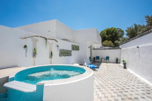 Bazén v ubytování CASA MIKELE by Sarikas - SEA SIDE SUITES and STUDIOS -adults only nebo v jeho okolí