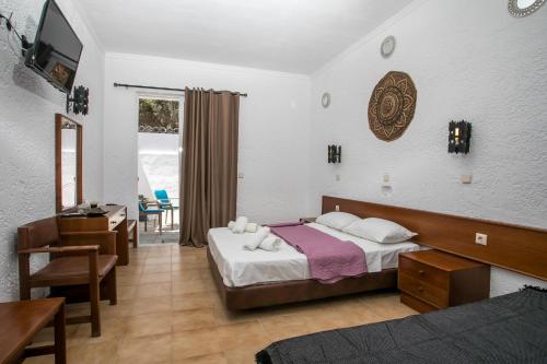 Postel nebo postele na pokoji v ubytování CASA MIKELE by Sarikas - SEA SIDE SUITES and STUDIOS -adults only