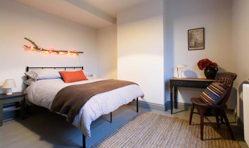 a bedroom with a bed and a desk and a chair at Pet-friendly Luxury Home For Families & Friends in Brighton & Hove