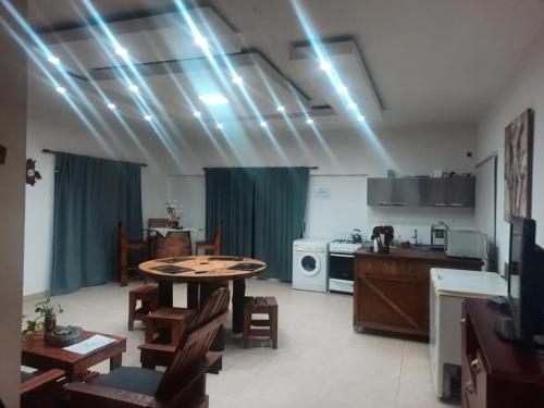 uma cozinha com mesa e cadeiras num quarto em Casa de Campo en Salta em Salta