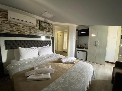 Ένα ή περισσότερα κρεβάτια σε δωμάτιο στο Marina Hotel