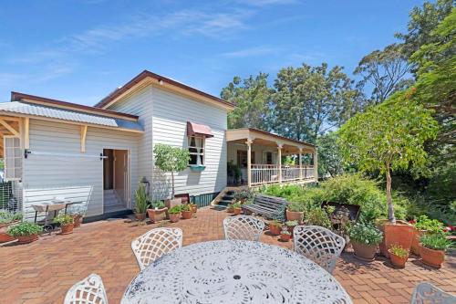 Taman di luar A Charming Queenslander
