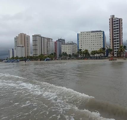 vistas a una playa con edificios en el fondo en Frente ao mar na Praia Grande, en Praia Grande