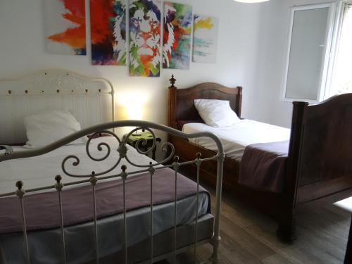 モントレアルにある37 au soleilのベッドルーム1室(ベッド2台、窓付)