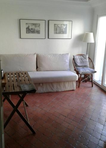 Zona d'estar a Sunny and cozy room close to Cascais center