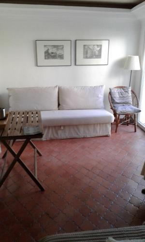 Zona d'estar a Sunny and cozy room close to Cascais center