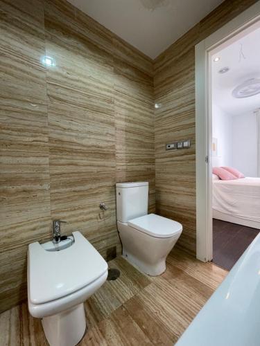 a bathroom with a toilet and a sink and a tub at APARTAMENTO MODERNO Y ACOGEDOR EN EL CENTRO de ALMERÍA in Almería