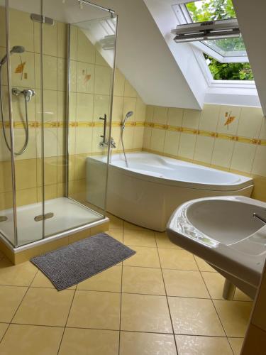y baño con ducha, bañera y lavamanos. en Apartmán s Whirlpoolem a klimatizací Brno 