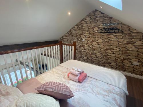 Habitación con cama con pared de piedra en The Casan en Letterkenny