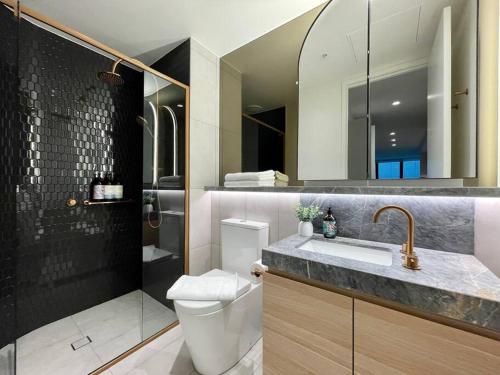een badkamer met een toilet, een wastafel en een douche bij Modern 2 Bedrooms FREE Carpark in Melbourne