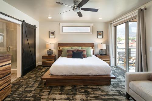 モアブにあるSage Creek at Moab Luxury Combined Two Unit Bのベッドと天井扇風機のある寝室