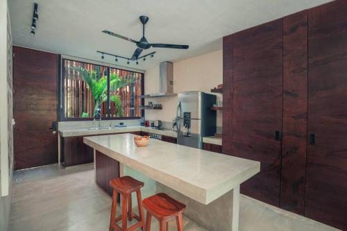 Luxury 2 BDR 2 BTH 2 Bikes Jacuzzi FibOptic WiFi. photo 3