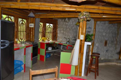 En restaurant eller et spisested på Casa de bambú en armonía con el medio ambiente