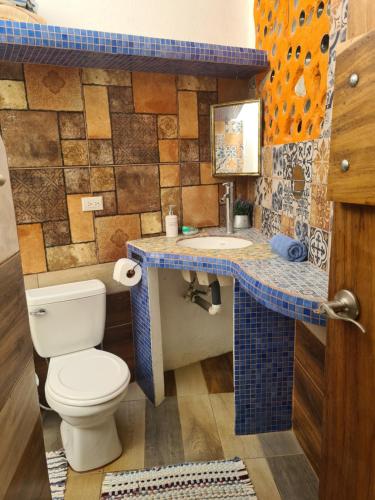 ein Bad mit einem WC und einem Waschbecken in der Unterkunft Finca Soley in Tucurrique