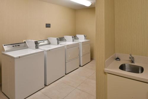 查爾斯頓的住宿－Residence Inn Charleston Riverview，洗衣房配有4个盥洗盆和盥洗盆