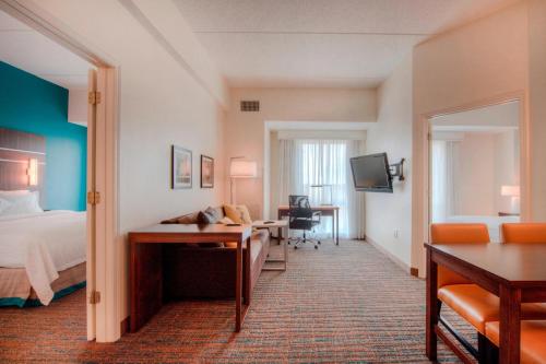 um quarto de hotel com uma cama e uma secretária em Residence Inn Charlotte Uptown em Charlotte