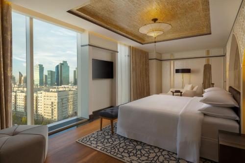 En eller flere senge i et værelse på Sheraton Astana Hotel
