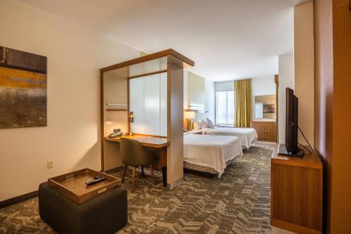 Habitación de hotel con cama y escritorio en SpringHill Suites by Marriott Houston Rosenberg en Rosenberg