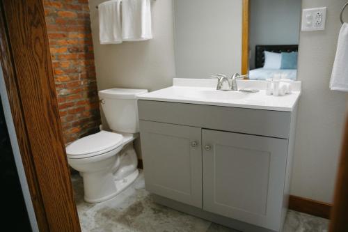 的住宿－Bricktown Inn，浴室配有白色水槽和卫生间。