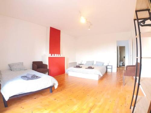 deux lits dans une chambre avec parquet dans l'établissement bnbgônes -LE RILLARD- Rillieux - Proche Lyon - WIFI, à Rillieux-la-Pape