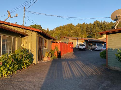 una calle de casas con coches aparcados en la entrada en Johnston's Motel, en Garberville