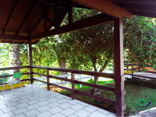 un pabellón de madera con una valla en un parque en Morada Das Araucárias, en São Francisco de Paula